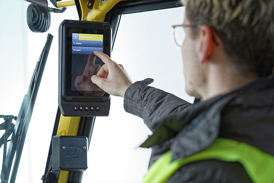 Hyster A Series kezelője a kabin érintőképernyőjénél