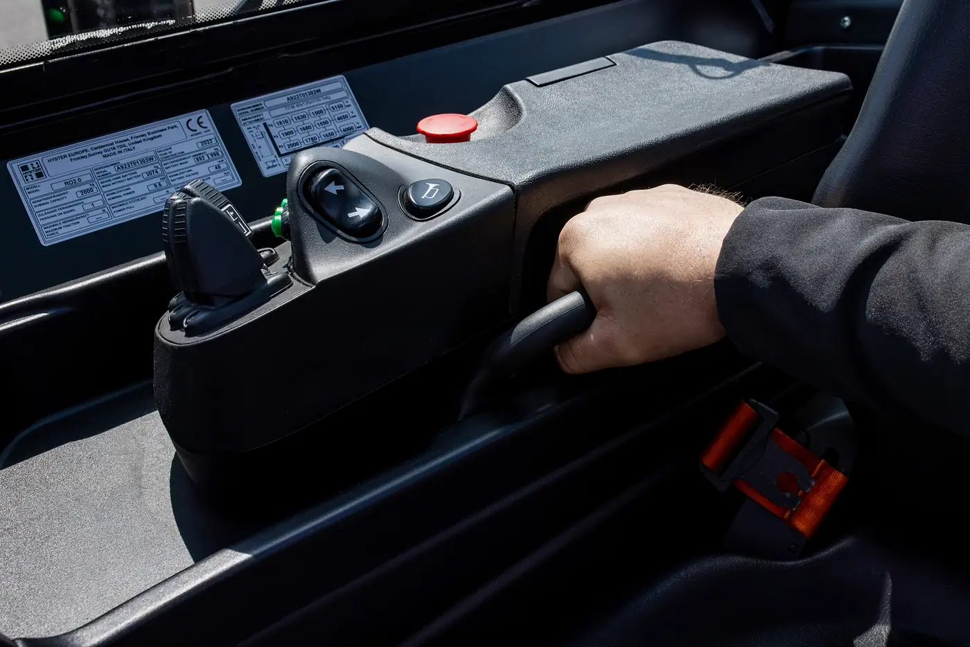 Joystick és hidraulika-kezelőszervek a kartámaszon